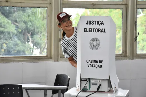 
				
					Ivete Sangalo é tietada por fãs ao votar em Salvador; FOTOS
				
				