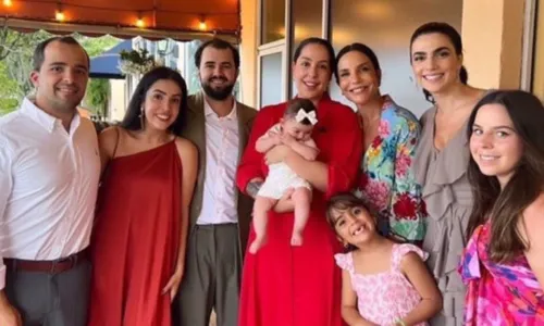 
				
					Ivete Sangalo prestigia casamento de sobrinha e celebra: 'Merecem'
				
				