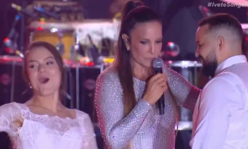 
				
					Ivete Sangalo realiza 'cerimônia' de casamento e diverte com pedido
				
				