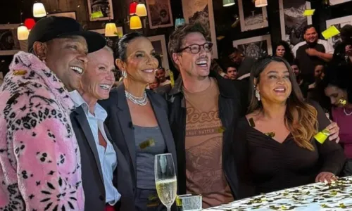 
				
					Ivete Sangalo se reúne com amigos íntimos na Globo
				
				