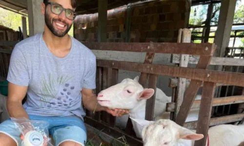 
				
					Ivete Sangalo visita fazenda de luxo na Bahia e posa para fotos
				
				