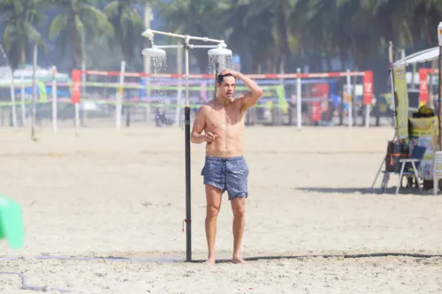 
				
					José Loreto, de No Rancho Fundo, esbanja corpo trincado na praia; veja
				
				