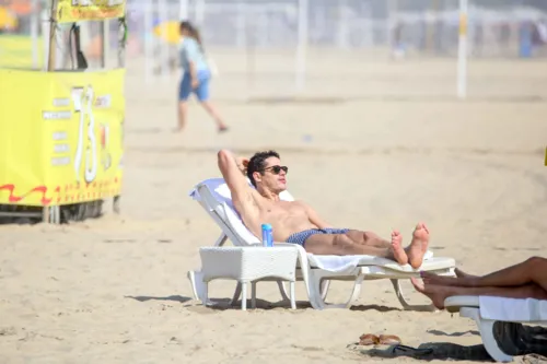 
				
					José Loreto, de No Rancho Fundo, esbanja corpo trincado na praia; veja
				
				