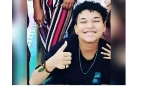 
				
					Jovem de 18 anos é morta a tiros dentro de casa em cidade do sul da BA
				
				