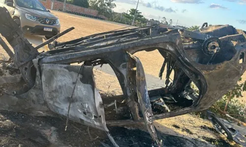 
				
					Jovem de 18 anos rouba carro, capota e causa incêndio na Bahia
				
				