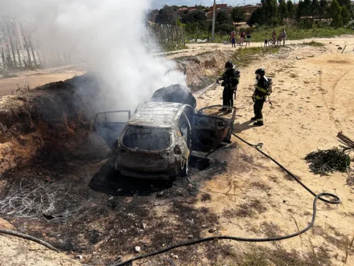 
				
					Jovem de 18 anos rouba carro, capota e causa incêndio na Bahia
				
				