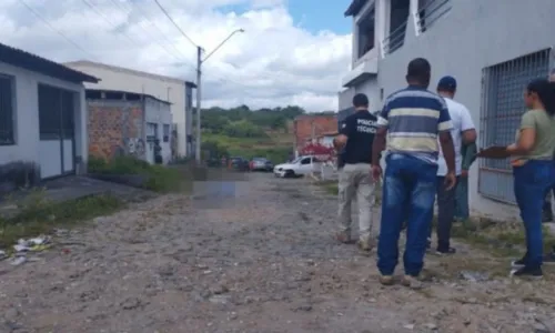 
				
					Jovem de 23 anos é morto a tiros em via pública de Feira de Santana
				
				