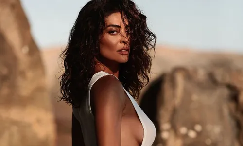 
				
					Juliana Paes abre álbum sensual e famosas reagem: 'Absurdo de linda'
				
				