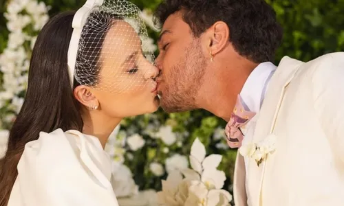 
				
					Larissa Manoela se pronuncia após vidente prever fim de casamento
				
				