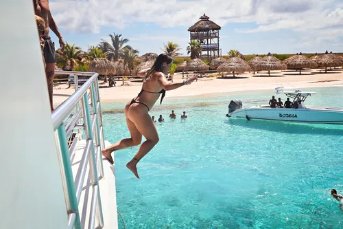 
				
					Lauana Prado e namorada curtem destino paradisíaco em passeio de barco
				
				