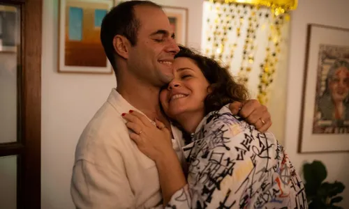 
				
					Leandra Leal recebe declaração do marido no aniversário de 42 anos
				
				