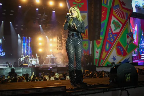 
				
					Léo Santana e Pablo reúnem fãs na última noite do São João no Parque
				
				