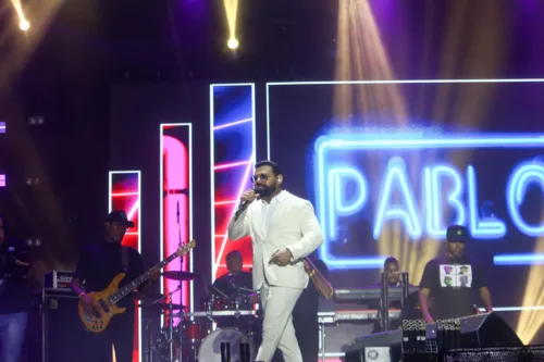 
				
					Léo Santana e Pablo reúnem fãs na última noite do São João no Parque
				
				