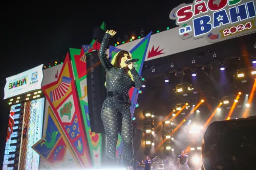 
				
					Léo Santana e Pablo reúnem fãs na última noite do São João no Parque
				
				