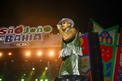 
				
					Léo Santana e Pablo reúnem fãs na última noite do São João no Parque
				
				