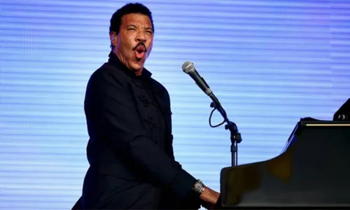 
				
					Lionel Richie completa 75 anos; relembre sucessos do cantor
				
				