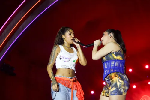 
				
					Ludmilla chama Raquel Brito e '40 funcionários' em palco de Salvador
				
				