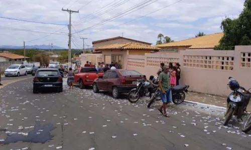 
				
					MP-BA pede multa de R$ 8 mil a candidatos por derrame de santinhos
				
				