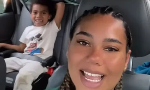 
				
					Mãe chora ao ver filho com autismo cantar pela 1ª vez; assista vídeo
				
				