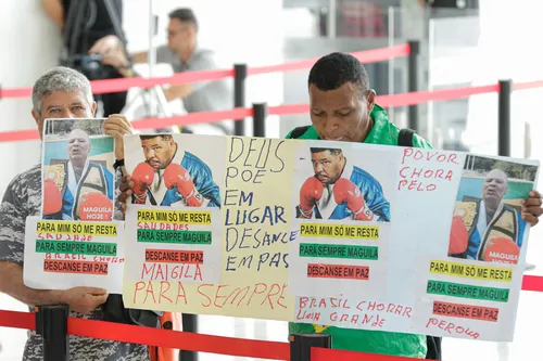 
				
					Maguila é velado sob forte comoção da família em SP; veja fotos
				
				