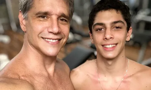 
				
					Marcio Garcia e filho chamam atenção com foto sem camisa: 'Genética'
				
				