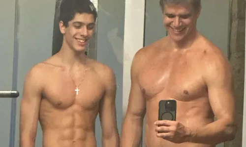 
				
					Marcio Garcia e filho chamam atenção com foto sem camisa: 'Genética'
				
				