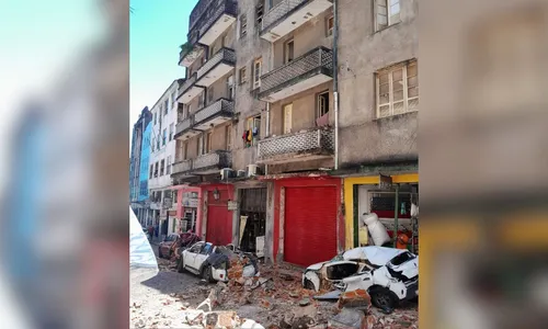 
				
					Fachada de prédio desaba e destrói carros em Salvador
				
				