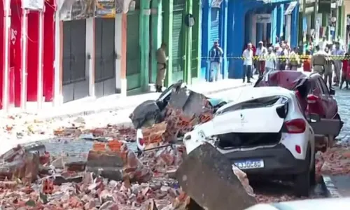 
				
					Fachada de prédio desaba e destrói carros em Salvador
				
				