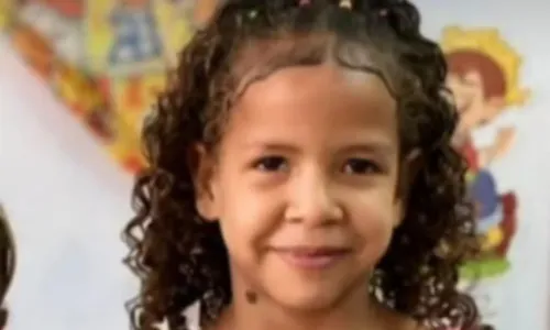 
				
					Menina de 6 anos morre atropelada ao tentar atravessar rua na Bahia
				
				