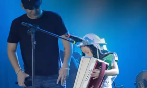 
				
					Menina de 6 anos toca sanfona em show de João Gomes na Bahia
				
				