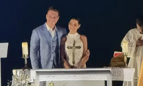 
				
					Michel Teló e Thais Fersoza renovam casamento com festa de luxo
				
				