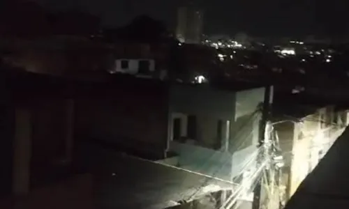 
				
					Moradores relatam tiroteios em Tancredo Neves e tensão na madrugada
				
				