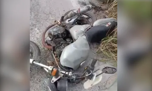 
				
					Motociclista morre em acidente com caminhão em São José da Vitória
				
				