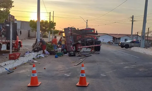 
				
					Motociclista sobrevive após ser 'soterrado' por carga de frutas na BA
				
				