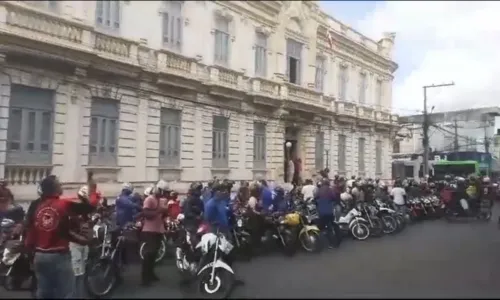 
				
					Motociclistas e entregadores bloqueiam avenida em Feira de Santana
				
				