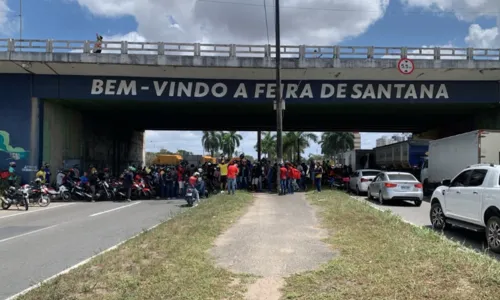 
				
					Motociclistas e entregadores bloqueiam avenida em Feira de Santana
				
				