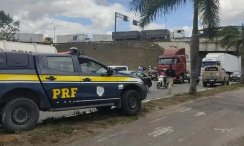 
				
					Motociclistas e entregadores bloqueiam avenida em Feira de Santana
				
				