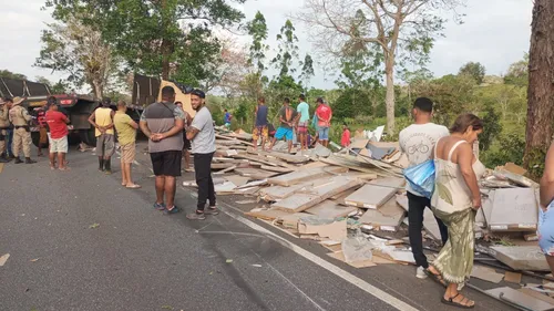 
				
					Motorista bate carreta carregada em árvore e derruba móveis na Bahia
				
				