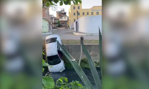 
				
					Motorista cai em canal e abandona carro em Itabuna
				
				