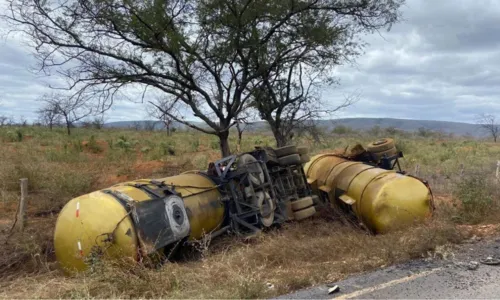 
				
					Motorista cai em canal e abandona carro em Itabuna
				
				