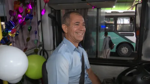 
				
					Motorista de ônibus ganha festa de aniversário surpresa na Bahia
				
				