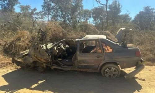 
				
					Motorista morre após carro capotar em estrada de chão na Bahia
				
				