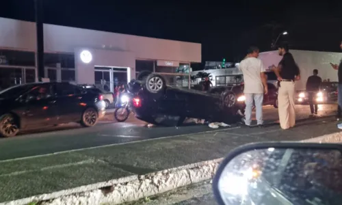 
				
					Motorista perde controle da direção, capota carro e foge em Itabuna
				
				