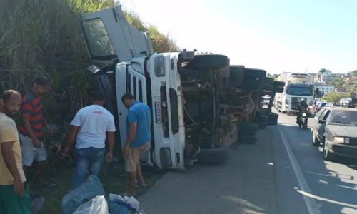 
				
					Carreta tomba e deixa pista interditada na Bahia
				
				