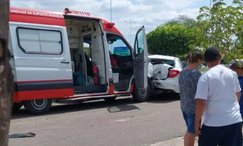 
				
					Motorista perde o controle de ambulância e provoca colisão na Bahia
				
				