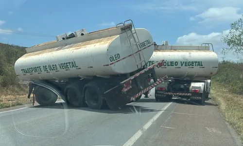 
				
					Motorista perde o controle de carreta e bloqueia via na BR-407
				
				