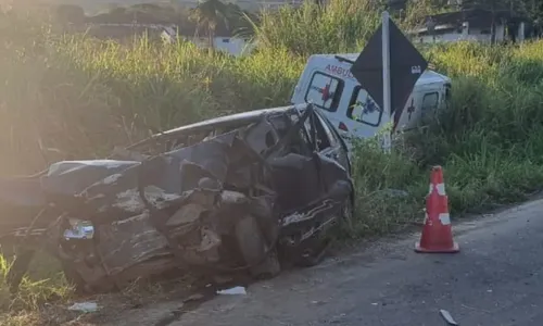 
				
					Motorista perde o controle de ônibus e derruba poste em rodovia na BA
				
				