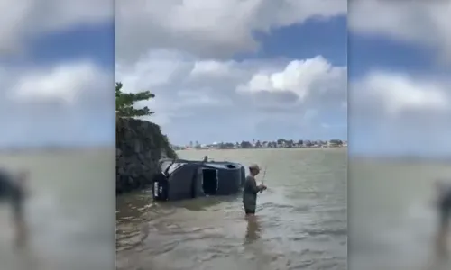 
				
					Motorista perde o controle e carro HB20 despenca no mar em Ilhéus
				
				