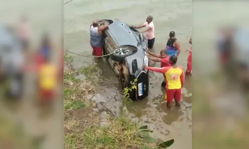 
				
					Motorista perde o controle e carro HB20 despenca no mar em Ilhéus
				
				