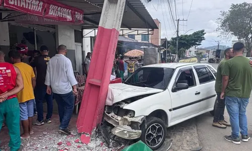 
				
					Motorista sem CNH perde controle de carro e atropela mulher na calçada
				
				